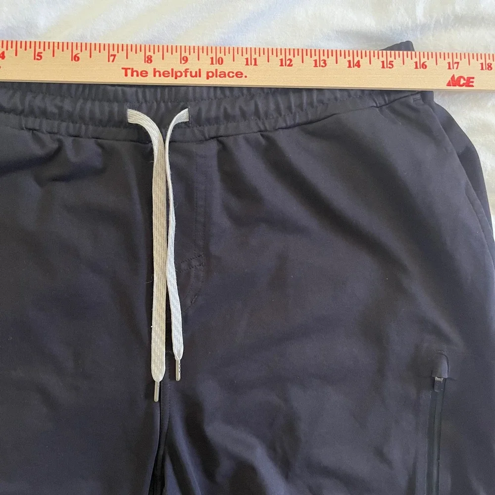 Vuori Kore Shorts Mens Size Large Black Activewear 7.5 Inch Inseam V302